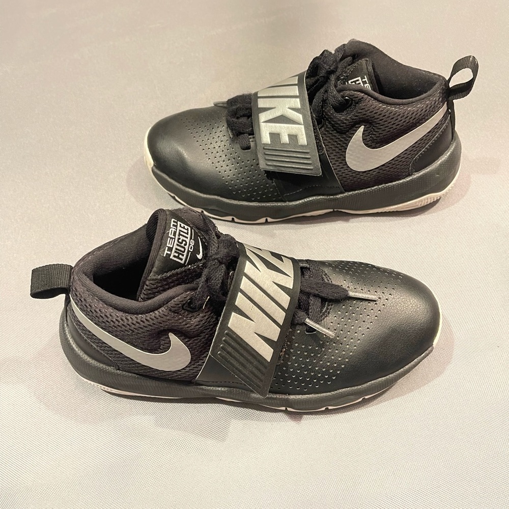 Nike size 4Y Boys Team Hustle D 8 881941-001 Black Basketball Shoes Sneakers